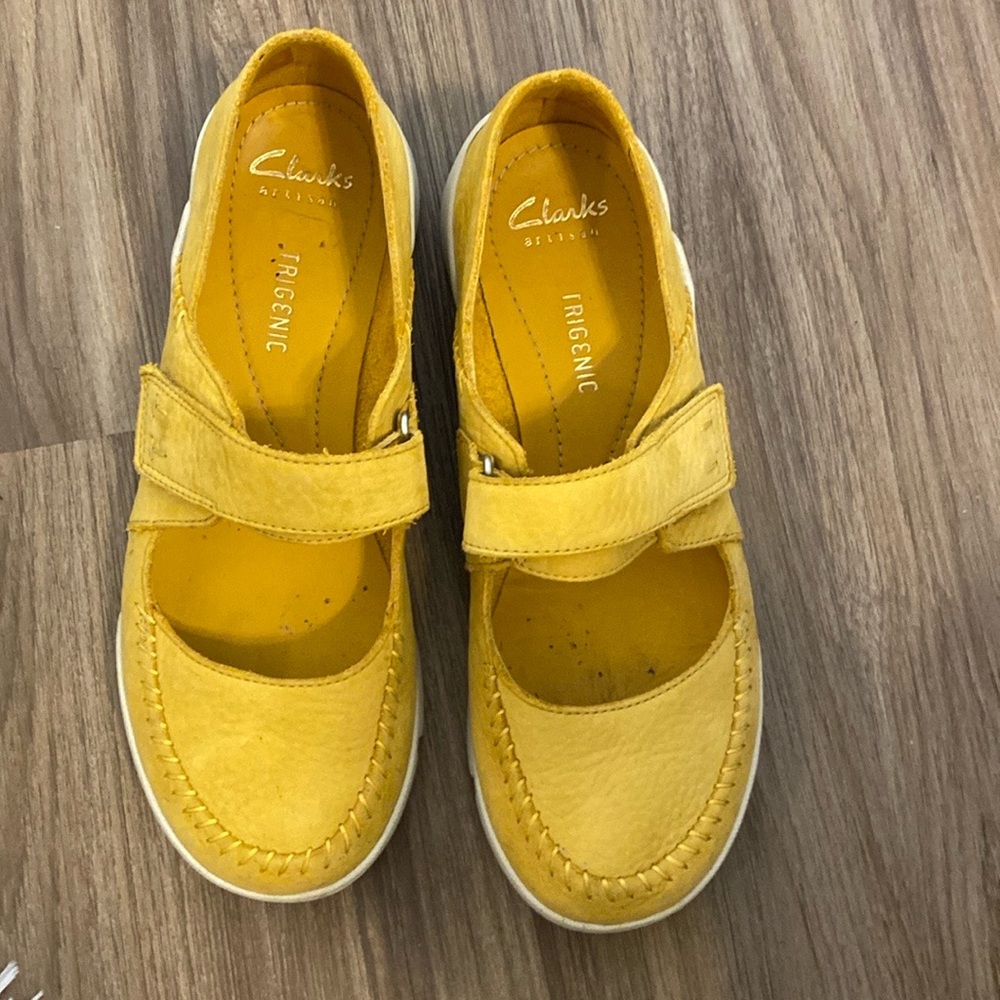CLARKS‎ AMANDA Mary Jane’s in yellow